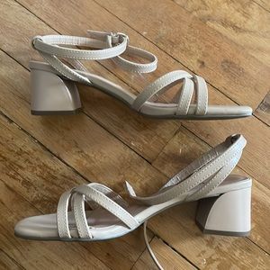NWOT Anne Klein Nude Strappy Block Heels
